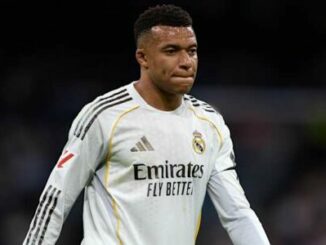 Joueur de football en maillot blanc du Real Madrid