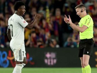 Joueur discute avec arbitre lors d’un match