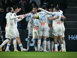 Joueurs de football célébrant un but ensemble