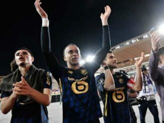 Joueurs de football applaudissant les supporters au stade