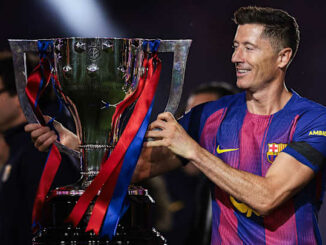 Joueur du FC Barcelone tenant un trophée