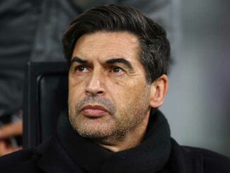Homme pensif en manteau sombre regardant au loin
