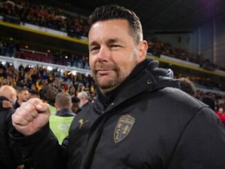 Homme levant le poing dans un stade