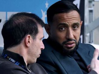 Deux hommes discutant sur un banc sportif