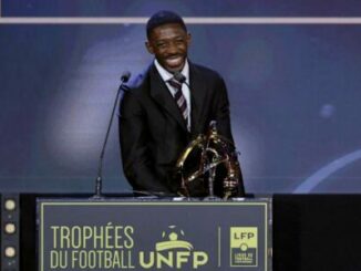 Homme souriant recevant trophée aux Trophées UNFP