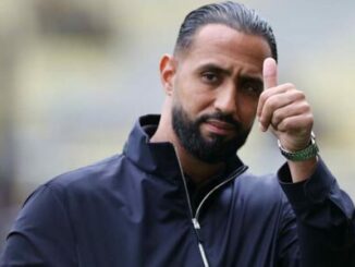 Homme barbu faisant un pouce levé