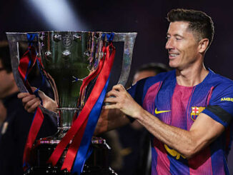 Footballeur du Barça brandissant un trophée