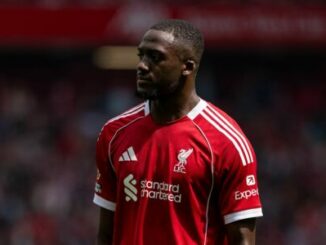 Joueur de football en maillot rouge sur le terrain