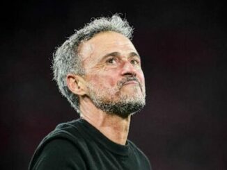 Homme aux cheveux gris regardant vers le haut