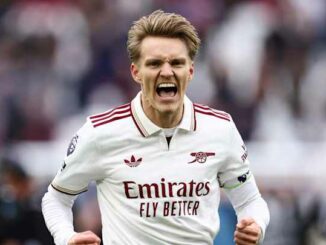 Footballeur d'Arsenal célébrant sur le terrain