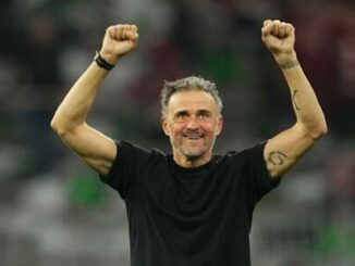 Homme levant les bras en signe de victoire