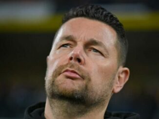 Homme regardant vers le ciel dans un stade