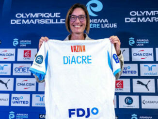 Femme présentant maillot Olympique de Marseille Diacre