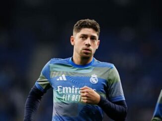 Joueur de football en maillot bleu Real Madrid
