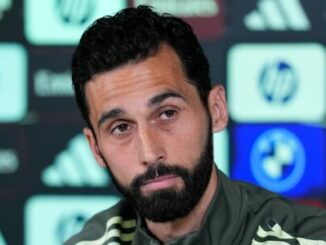 Homme barbu en conférence de presse sportive