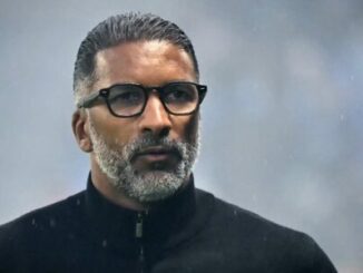 Homme barbu aux lunettes sur fond flou
