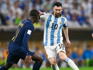 Joueur argentin dribble face à défenseur français
