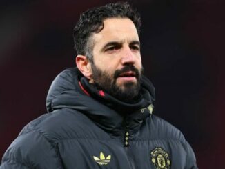 Homme barbu en veste Manchester United noire