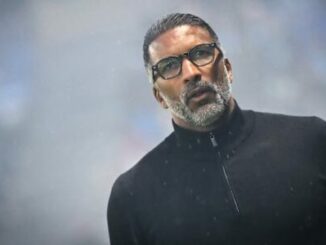 Homme barbu avec lunettes regardant vers le haut