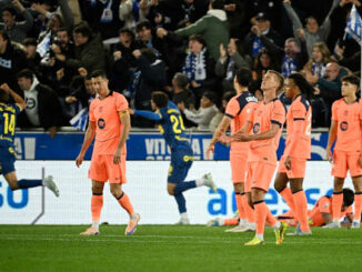 Joueurs en orange déçus, adversaires célèbrent un but