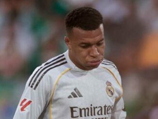 Joueur de football en maillot blanc Real Madrid