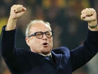 Homme levant les poings en signe de victoire