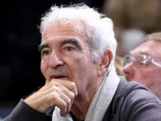 Homme aux cheveux blancs, air pensif