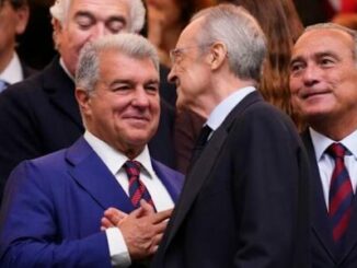 Dirigeants en costume discutant lors d’un événement officiel