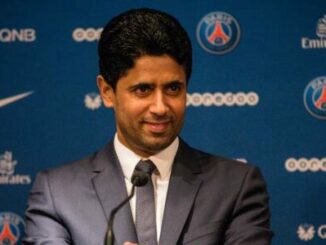 Homme en costume lors d’une conférence du PSG