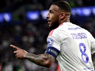 Footballeur en maillot blanc numéro 8