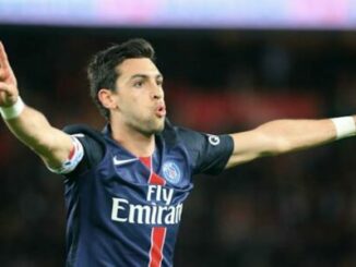 Footballeur du PSG célébrant un but bras ouverts