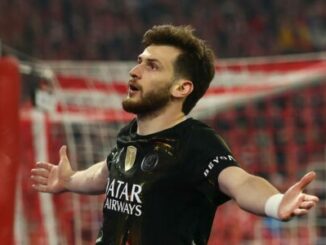 Footballeur célébrant un but bras écartés