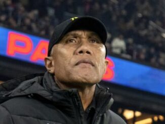 Homme en casquette noire dans un stade