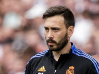 Footballeur en veste d’entraînement du Real Madrid