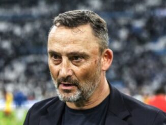 Homme barbu dans un stade de football