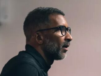 Homme à lunettes vu de profil en intérieur