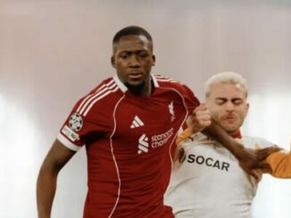 Duel entre deux footballeurs lors d’un match