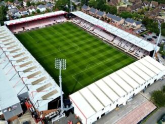Vue aérienne d’un stade de football urbain