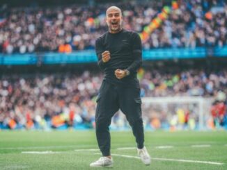 Entraîneur de football célébrant sur le terrain