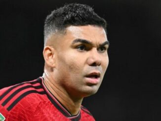 Gros plan d’un footballeur en maillot rouge