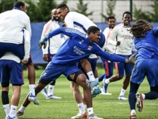 Joueurs de football s'entraînant sur un terrain