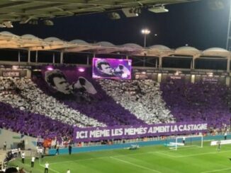 Tifo violet et blanc dans un stade de football