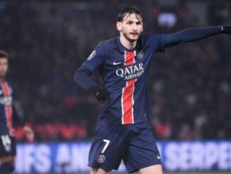 Joueur du PSG pointant pendant un match