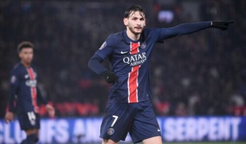 Joueur du PSG pointant pendant un match