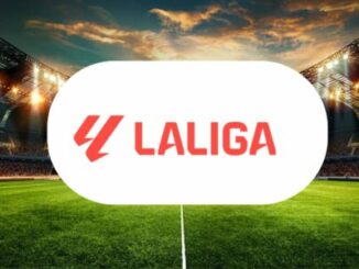 Logo LaLiga sur stade de football illuminé