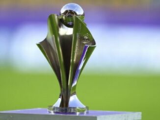 Trophée de football argenté sur un piédestal
