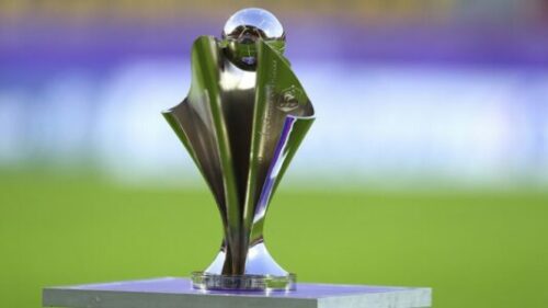 Trophée de football argenté sur un piédestal
