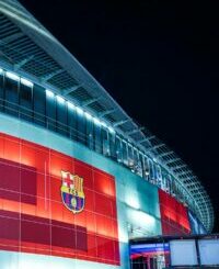 Façade illuminée du stade du FC Barcelone