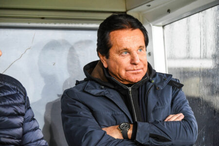 Homme assis bras croisés sur banc sportif