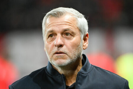 Homme aux cheveux gris dans un stade